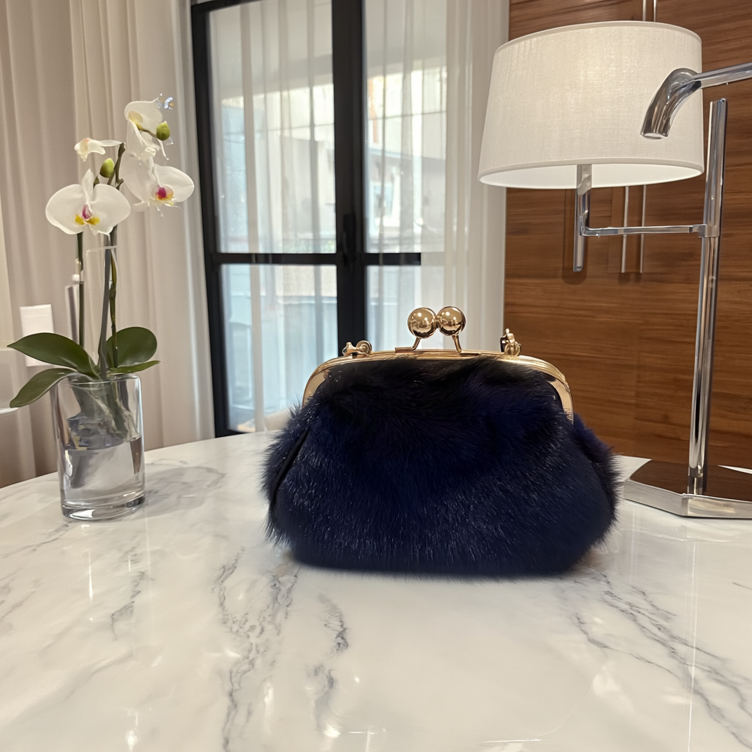 HALO - Borsa Guia's 1964 Clutch in Pelliccia di Agnello Blu Notte – Edizione Limitata