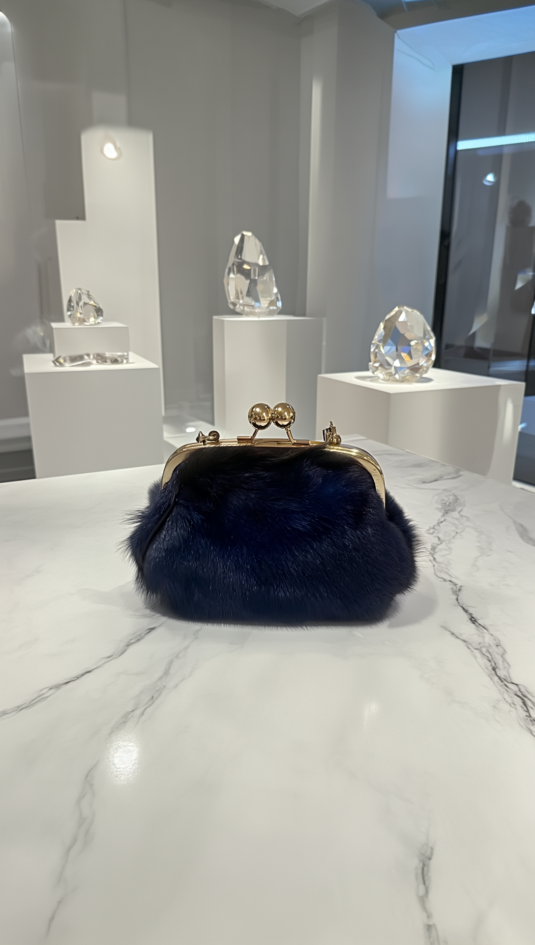 HALO - Borsa Guia's 1964 Clutch in Pelliccia di Agnello Blu Notte – Edizione Limitata